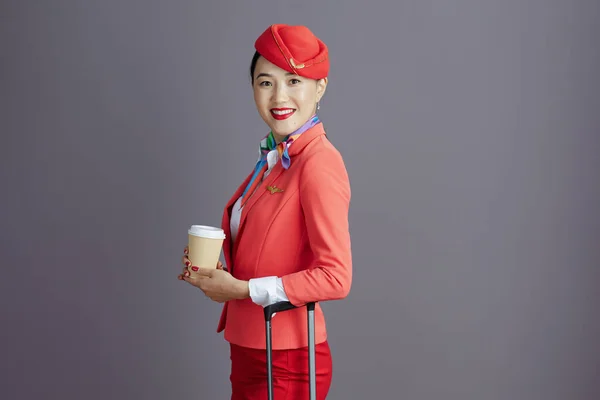 Uśmiechnięta Nowoczesna Stewardessa Azjatycka Kobieta Czerwonej Spódnicy Kurtce Kapeluszu Mundur — Zdjęcie stockowe