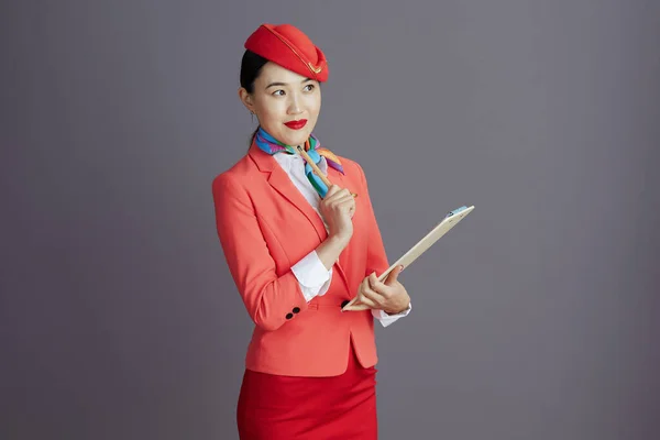 Zamyślony Nowoczesny Stewardessa Azji Kobieta Czerwony Spódnica Kurtka Kapelusz Mundurek — Zdjęcie stockowe