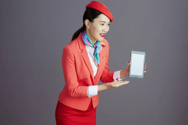 Szczęśliwy Nowoczesny Azji Kobieta Powietrze Hostessa Czerwony Spódnica Kurtka Kapelusz — Zdjęcie stockowe