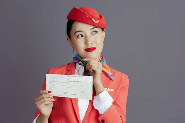 Zamyślony Elegancki Stewardessa Azji Kobieta Czerwony Spódnica Kurtka Kapelusz Mundur — Zdjęcie stockowe