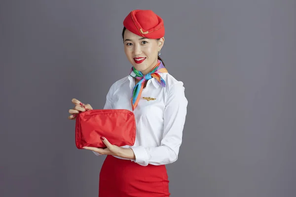 Szczęśliwy Stylowy Stewardessa Azji Kobieta Czerwony Spódnica Kapelusz Mundur Apteczka — Zdjęcie stockowe