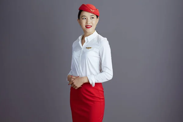 Pensivo Elegante Aeromoça Asiático Mulher Vermelho Saia Chapéu Uniforme Olhando — Fotografia de Stock