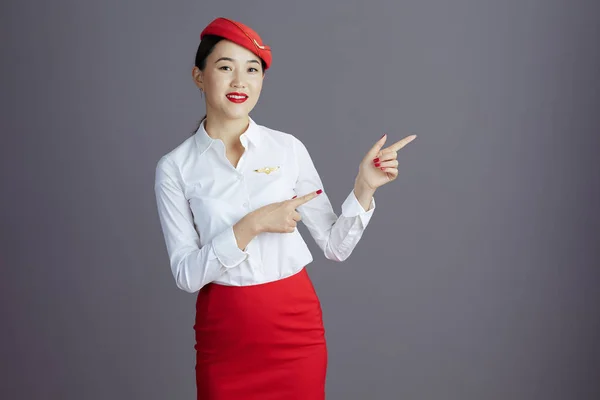 Glad Elegant Flyg Skötare Asiatisk Kvinna Röd Kjol Och Hatt — Stockfoto