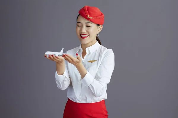 Leende Modern Asiatisk Kvinnlig Flygvärdinna Röd Kjol Och Hatt Uniform — Stockfoto