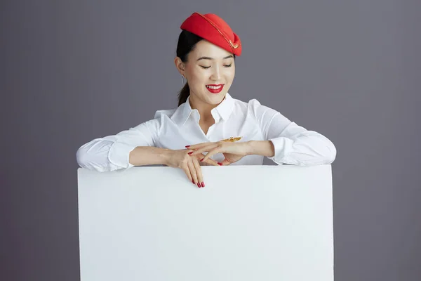 Uśmiechnięta Elegancka Stewardesa Azjatycka Kobieta Czerwonej Spódnicy Kapeluszu Mundur Pusty — Zdjęcie stockowe