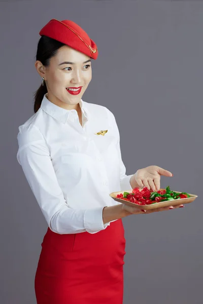Glad Elegant Asiatisk Kvinnlig Flygvärdinna Röd Kjol Och Hatt Uniform — Stockfoto