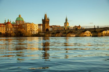 Vltava Nehri ve Charles Köprüsü ile sonbaharda Prag, Çek Cumhuriyeti 'nde akşam manzarası.