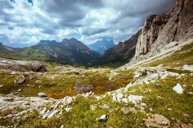 Dolomitlerde yaz zamanı. Dağlı, bulutlu ve kayalıklı manzara.