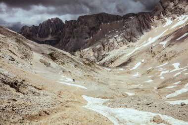 Dolomitlerde yaz zamanı. Dağlı, bulutlu ve kayalıklı manzara.