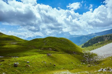 Dolomitlerde yaz zamanı. Dağlı, tepeli ve bulutlu manzara.