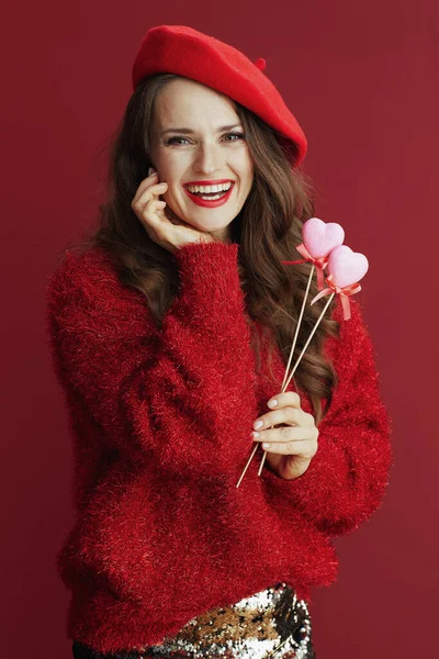 Fijne Valentijn Gelukkig Moderne Vrouw Rode Trui Baret Met Hartjes — Stockfoto