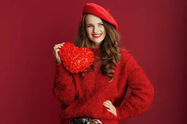 情人节快乐 穿着红色毛衣 头戴红心 留着长长的波浪头发 面带微笑的时髦女人 — 图库照片