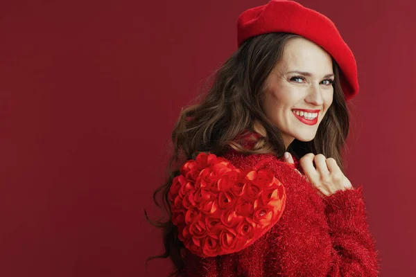 ハッピーバレンタイン 赤いセーターに赤いハートのベレー帽を着た現代の女性の笑顔 — ストック写真