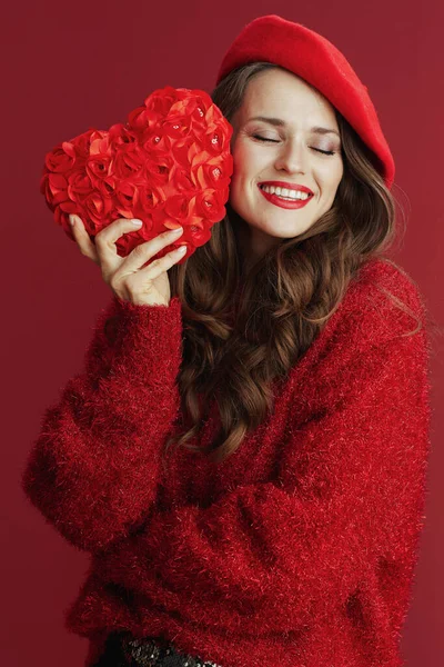 情人节快乐 穿着红色毛衣 头戴红心贝雷帽的时尚女人 — 图库照片