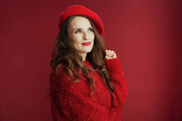 情人节快乐 穿着红色毛衣和贝雷帽 留着长长的波浪般的长发的多愁善感的时髦女性 — 图库照片