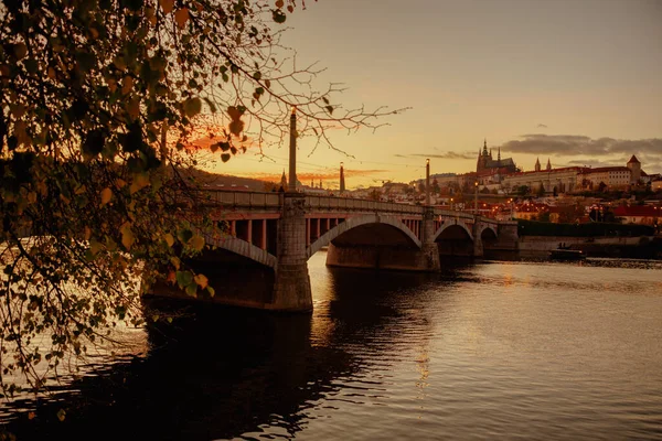 Landskap Med Floden Vltava Och Katedralen Vitus Vid Solnedgången Hösten — Stockfoto