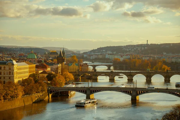 Пейзаж Рекой Влтава Карлова Мост Лодка Вечером Осенью Праге Чехия — стоковое фото