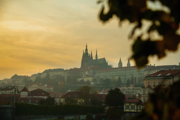 Günbatımında Vitus Katedrali Ile Manzara Prag Çek Cumhuriyeti Nde Sonbaharda — Stok fotoğraf