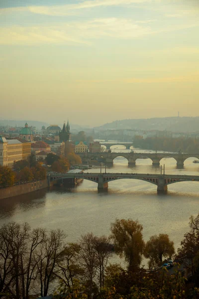 秋天的傍晚 捷克共和国布拉格 Vltava河和查尔斯桥的风景 — 图库照片