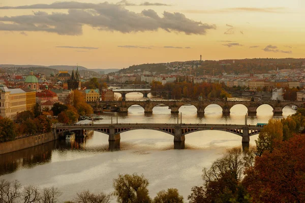 チェコ共和国プラハの秋の日没時にヴルタヴァ川とカレル橋と風景 — ストック写真