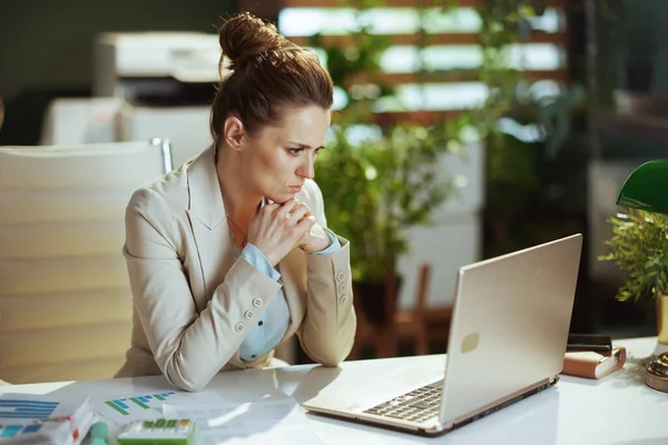 Pensive Moderne Middelbare Leeftijd Accountant Vrouw Een Licht Business Pak — Stockfoto