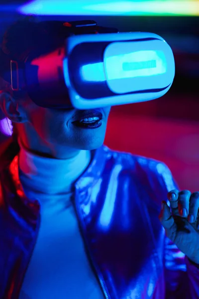 Neon Metaverse Futuristisches Konzept Glücklich Elegante Jährige Frau Mit Virtual — Stockfoto