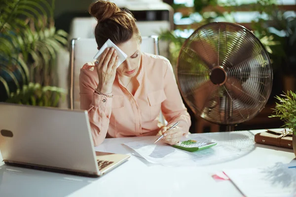 持続可能な職場 夏の暑さに苦しむ現代のグリーンオフィスの女性労働者 — ストック写真