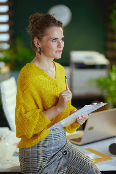 Trendy Small Business Owner Woman Yellow Sweater Clipboard Modern Green — Stock Photo, Image