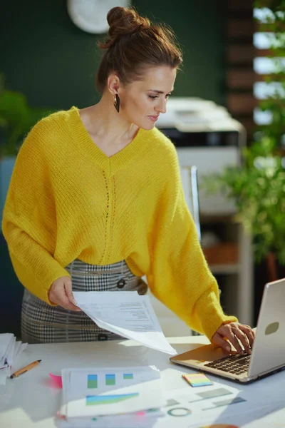 Σύγχρονη Ετών Γυναίκα Ιδιοκτήτης Μικρής Επιχείρησης Κίτρινο Πουλόβερ Φορητό Υπολογιστή — Φωτογραφία Αρχείου