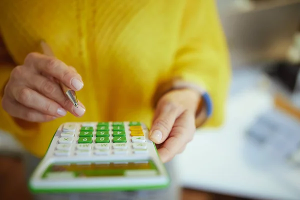 Närbild Småföretagare Kvinna Gul Tröja Med Miniräknare Det Gröna Kontoret — Stockfoto