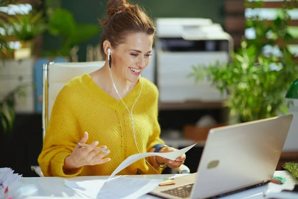 Glimlachende Elegante Kleine Ondernemer Eigenaar Vrouw Gele Trui Met Laptop — Stockfoto