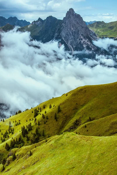 Hora Verano Dolomitas Paisaje Con Montañas Colinas Nubes Árboles — Foto de Stock