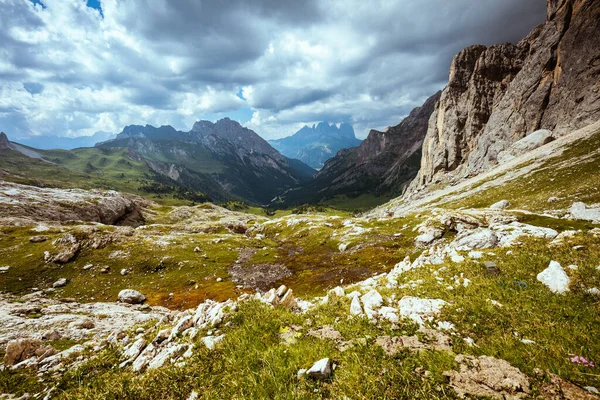 Dolomitlerde Yaz Zamanı Dağlı Bulutlu Kayalıklı Manzara — Stok fotoğraf