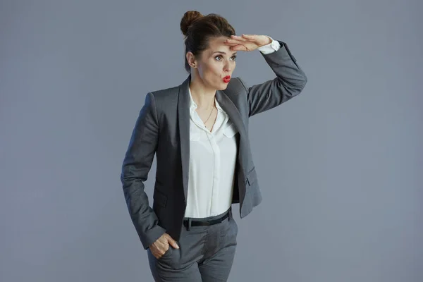 Förvånad Modern Gammal Affärskvinna Grå Kostym Tittar Avståndet Isolerad Grå — Stockfoto