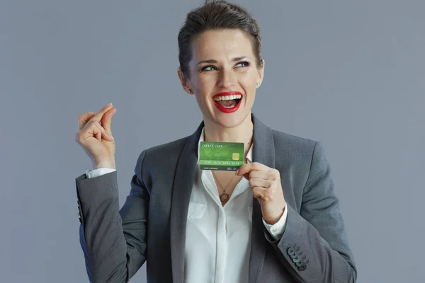 Lächelnd Elegante Jährige Geschäftsfrau Grauen Anzug Mit Kreditkartenfingern Die Vereinzelt — Stockfoto