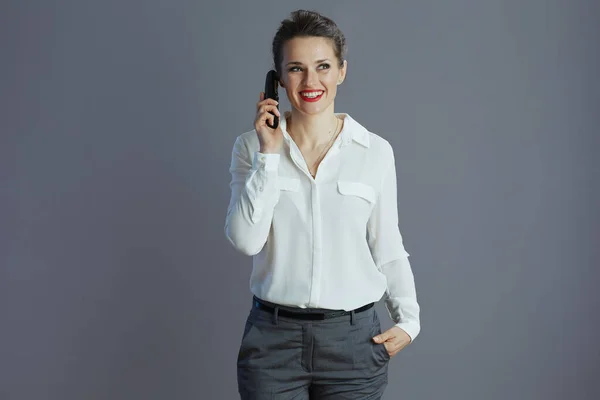 Улыбающаяся Элегантная Работница Белой Блузке Разговаривает Старому Радио Телефону Изолированному — стоковое фото