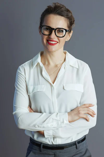 Glückliche Junge Kleinunternehmerin Weißer Bluse Mit Brille Vor Grauem Hintergrund — Stockfoto