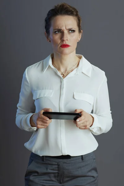 Stylische Geschäftsfrau Mittleren Alters Weißer Bluse Hängt Den Sozialen Medien — Stockfoto