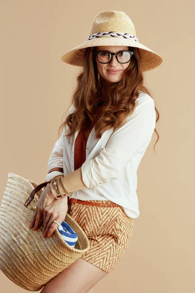 Strandurlaub Lächelnde Trendfrau Weißer Bluse Und Shorts Vor Beigem Hintergrund — Stockfoto