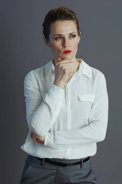 Zamyślony Nowoczesny Kobieta Średnim Wieku Pracownik Białej Bluzce Szarym Tle — Zdjęcie stockowe