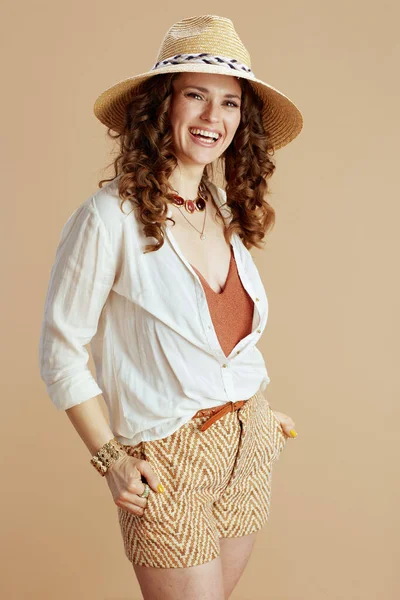 Plaj Tatili Beyaz Bluzlu Şortlu Güler Yüzlü Kadın Yaz Şapkalı — Stok fotoğraf