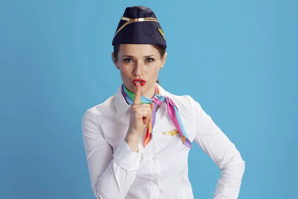 Stylowa Stewardessa Powietrza Kobieta Niebieskim Tle Mundurze Pokazując Gest Shh — Zdjęcie stockowe