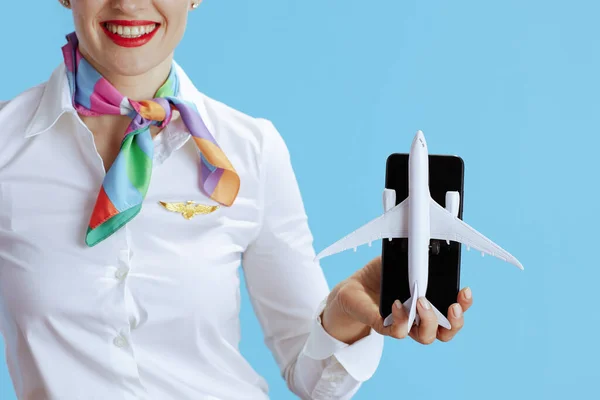 Zbliżenie Szczęśliwy Nowoczesny Stewardessa Kobieta Niebieskim Tle Mundurze Pokazując Trochę — Zdjęcie stockowe