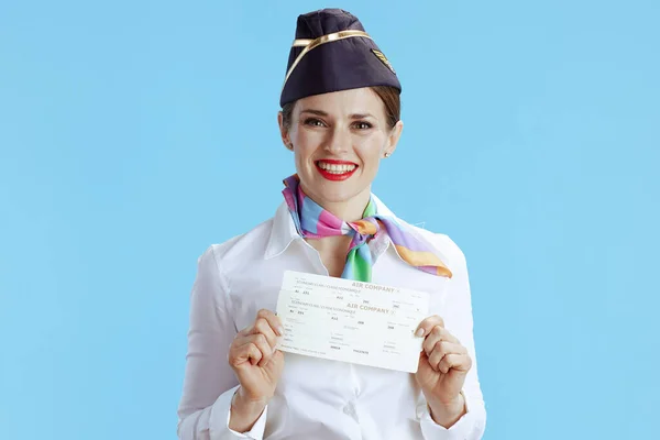 Leende Elegant Kvinnlig Flygvärdinna Blå Bakgrund Uniform Med Flygbiljetter — Stockfoto