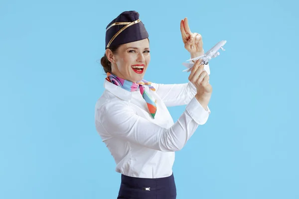 Ευτυχισμένη Κομψή Αεροσυνοδός Γυναίκα Μπλε Φόντο Στολή Ένα Μικρό Χαιρετισμούς — Φωτογραφία Αρχείου