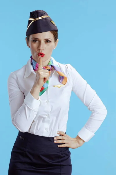 Elegancka Stewardessa Niebieskim Tle Mundurze Pokazującym Gest Shh — Zdjęcie stockowe