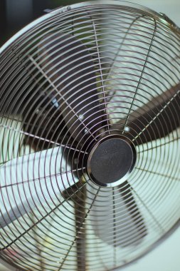 Yaz zamanı. Elektrik vantilatörüne yakın çekim.