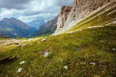Dolomitlerde yaz zamanı. Dağlı ve bulutlu manzara.