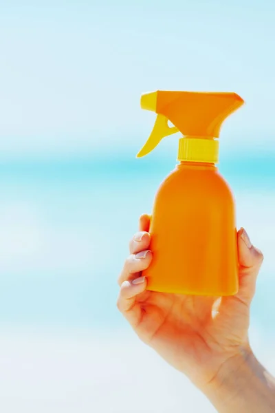 Primer Plano Botella Crema Protector Solar Mano Mujer —  Fotos de Stock