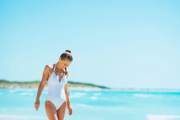 Mujer Joven Caminando Costa Del Mar —  Fotos de Stock
